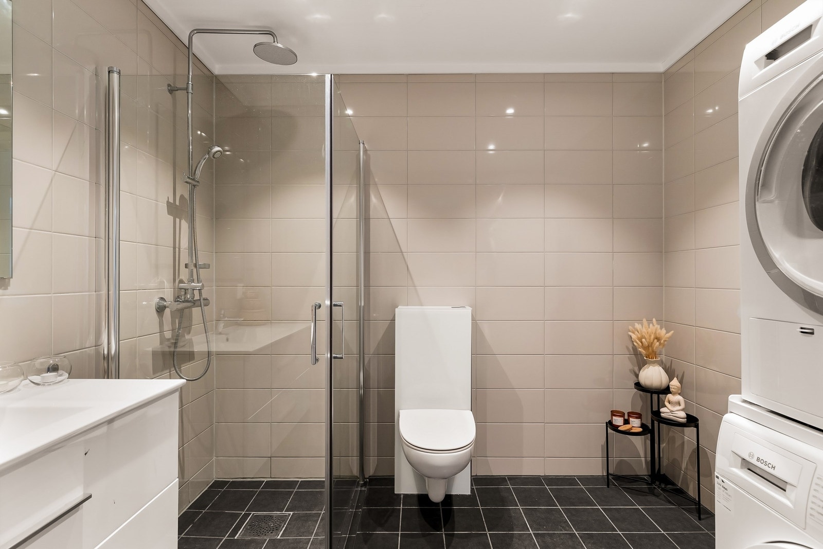 God plass på badet som har en fin og tidløs utførelse Galleribilde