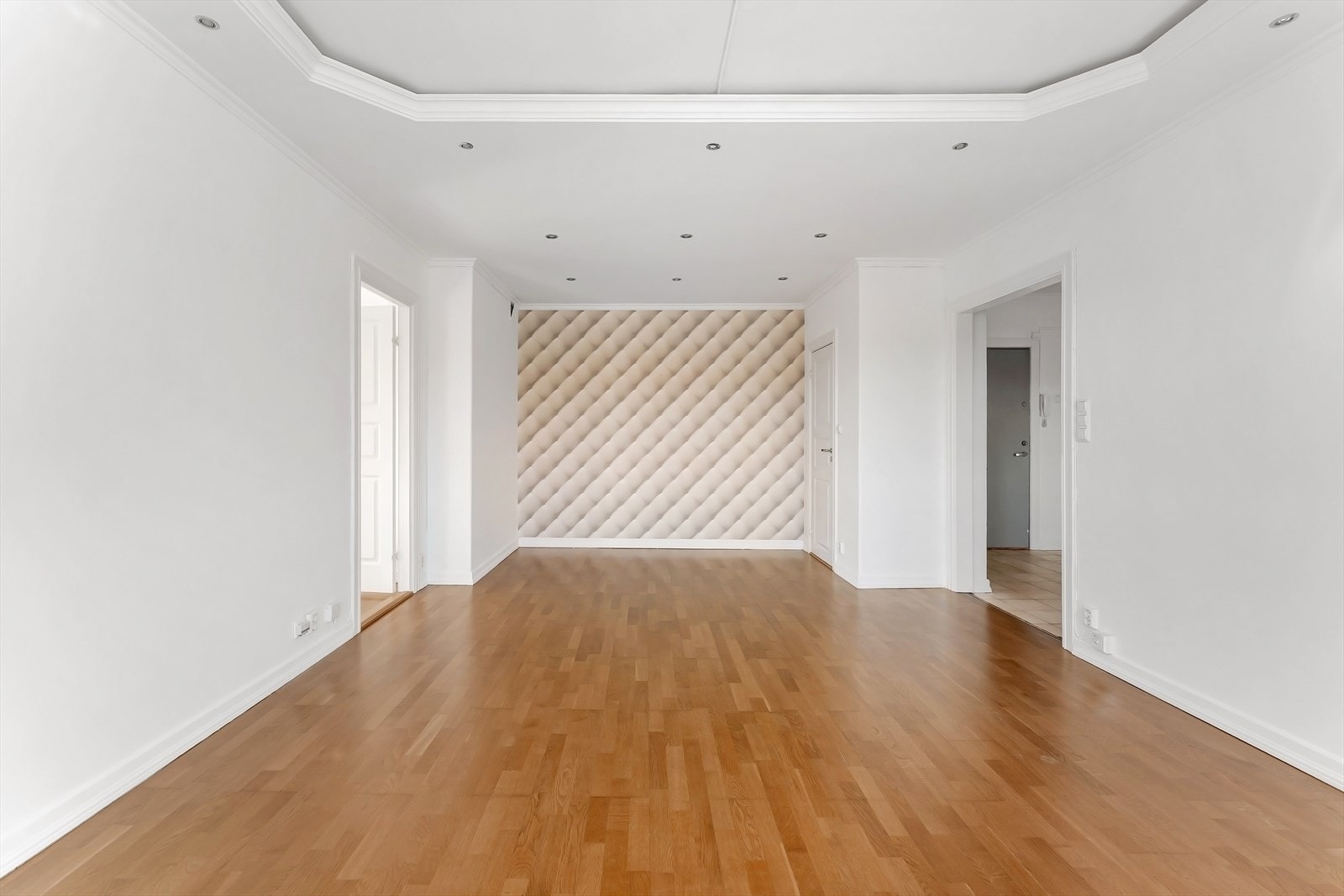 Trestavs parkett på gulv og lyse overflater bidrar til et moderne og tidløst uttrykk. Galleribilde