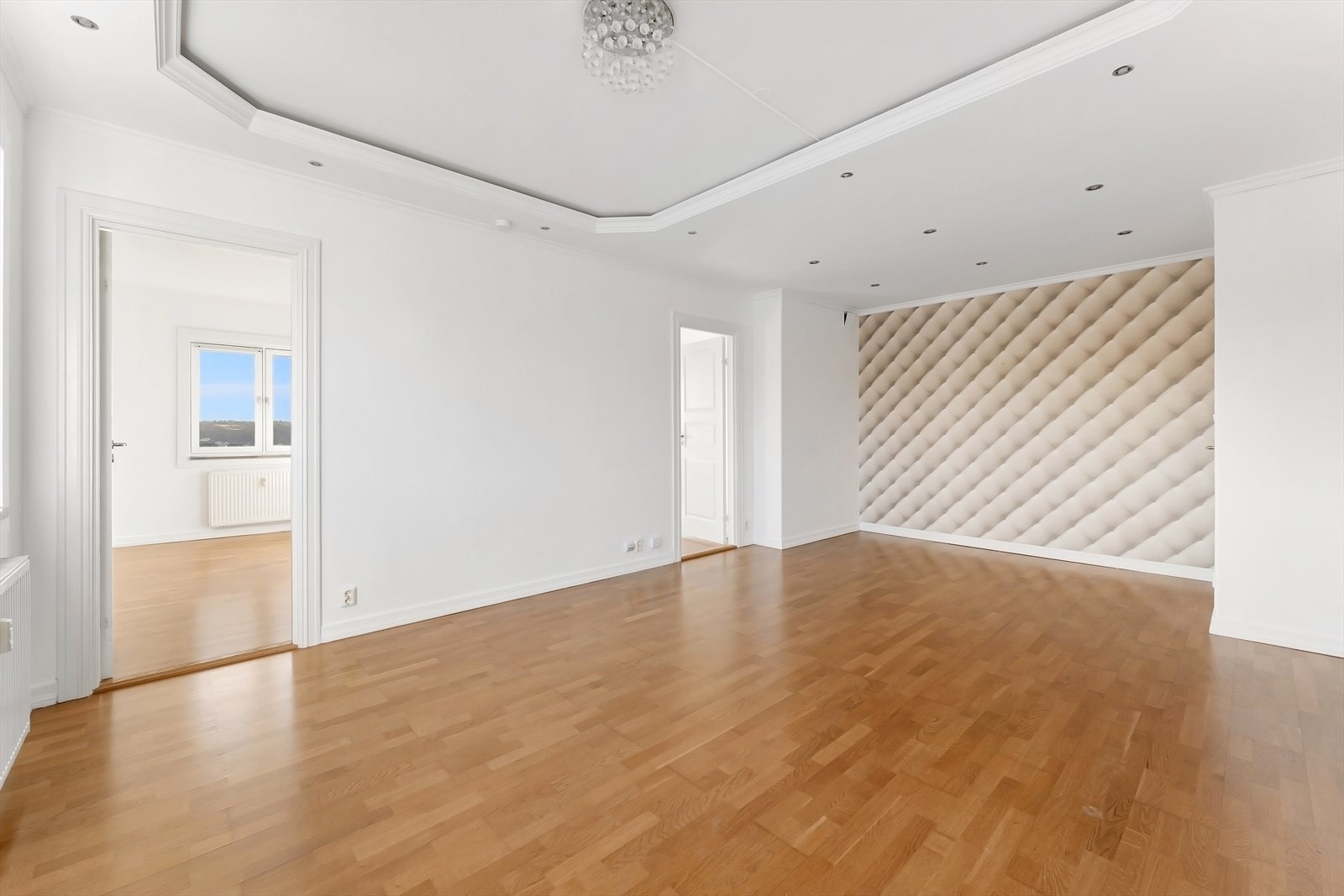 Gode møbleringsmuligheter med plass til både sofagruppe og spisebord. Galleribilde