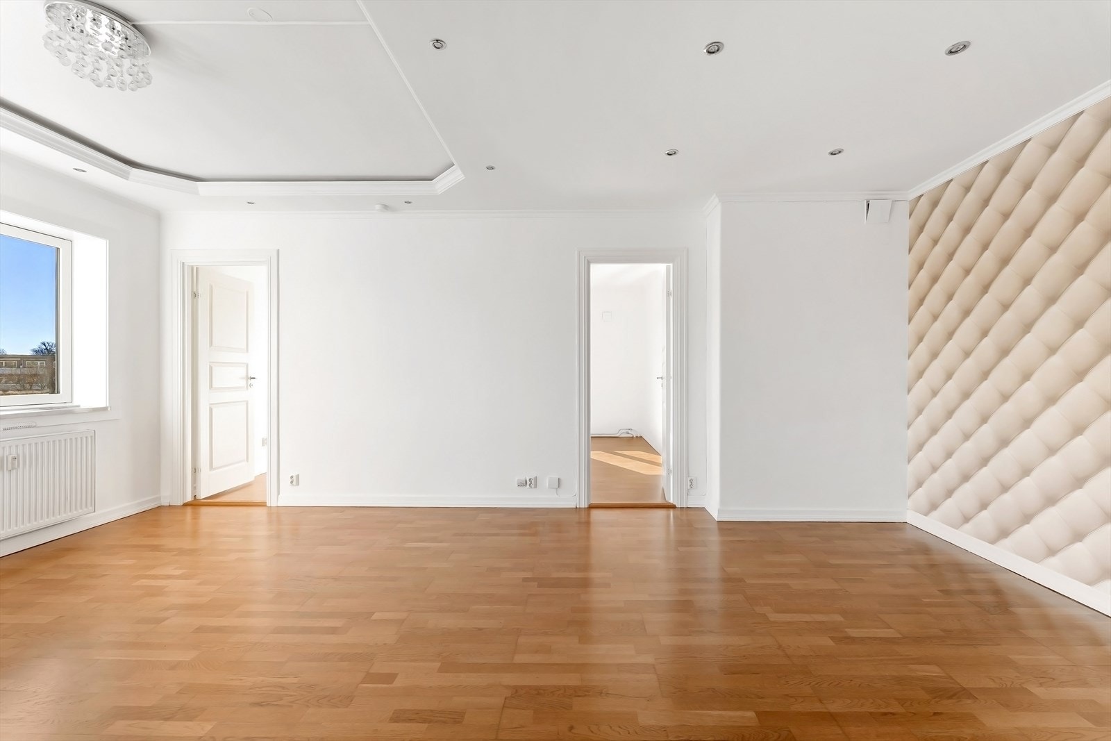 Boligen varmes opp med radiatorer tilknyttet felles varmeanlegg. Galleribilde