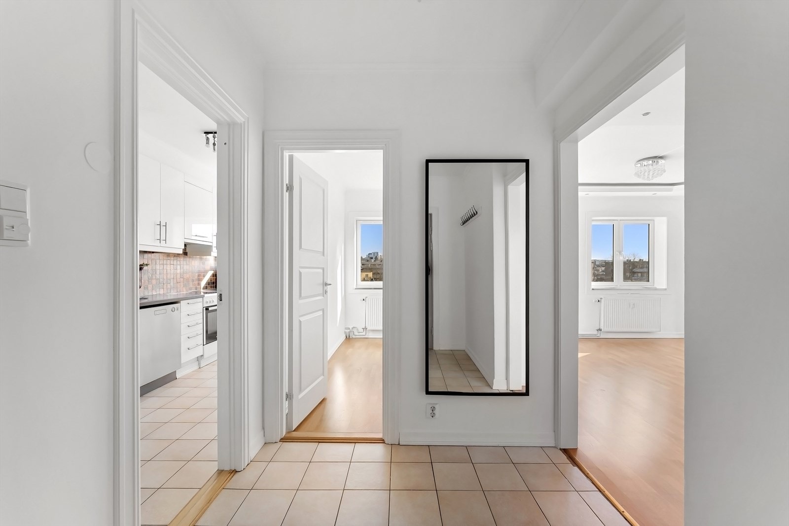 Innbydende entré med god plass til oppbevaring av yttertøy og sko. Galleribilde