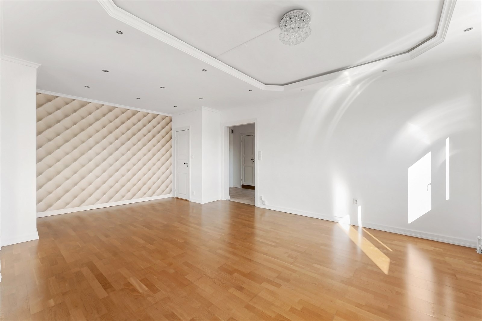 Downlights og lysekrone i stuen. Galleribilde