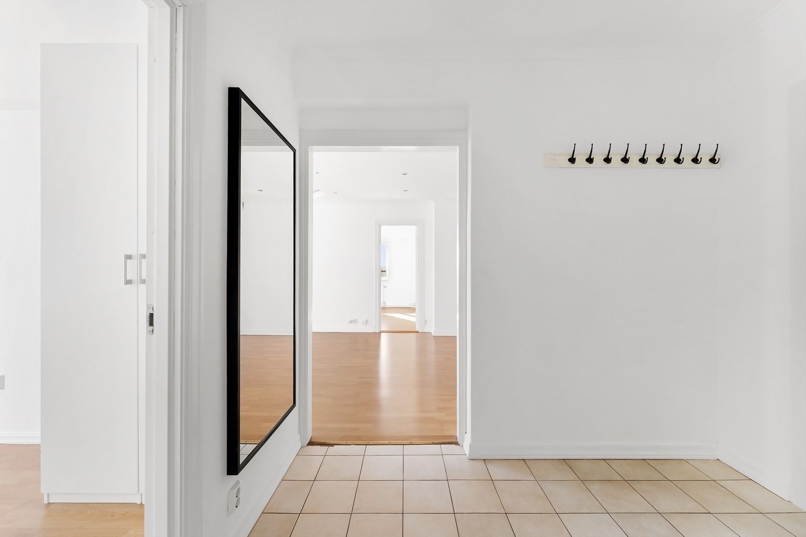 Gulv i entréen er belagt med fliser som er både praktisk og slitesterkt, og som gir et pent førsteinntrykk av boligen. Galleribilde