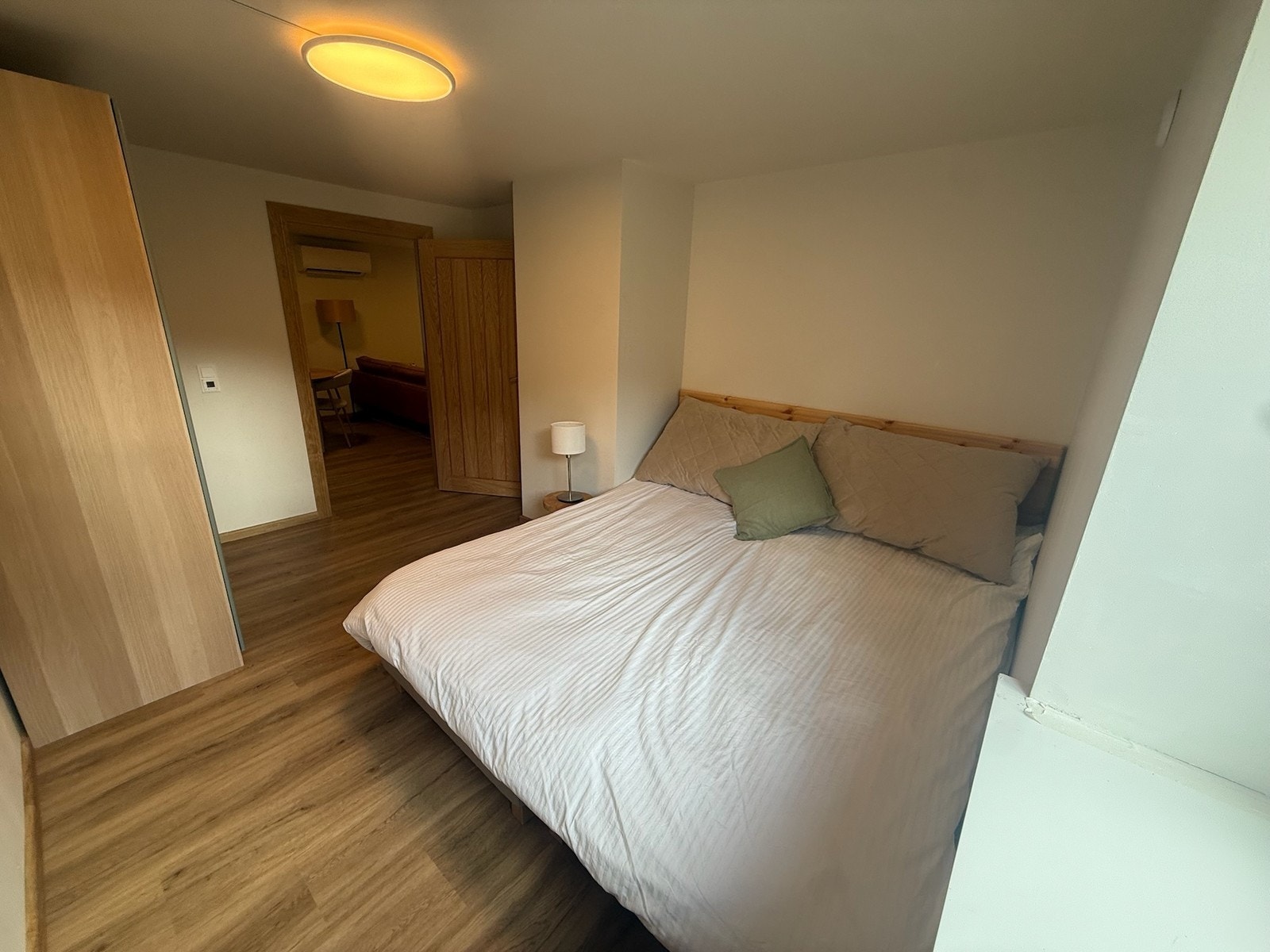 Soverom 2 er også av god størrelse og har innebygd seng og møblert med garderobe. Galleribilde