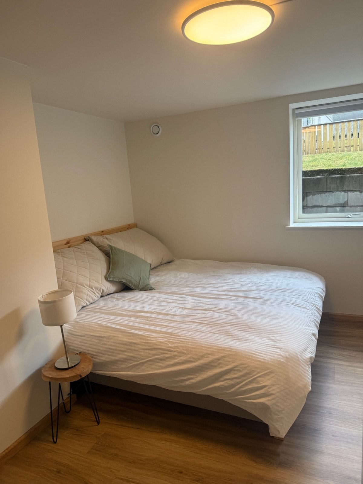 Soverommene har store vinduer som gir masse lys, samt utsikt til bla. Fanafjellet. Galleribilde