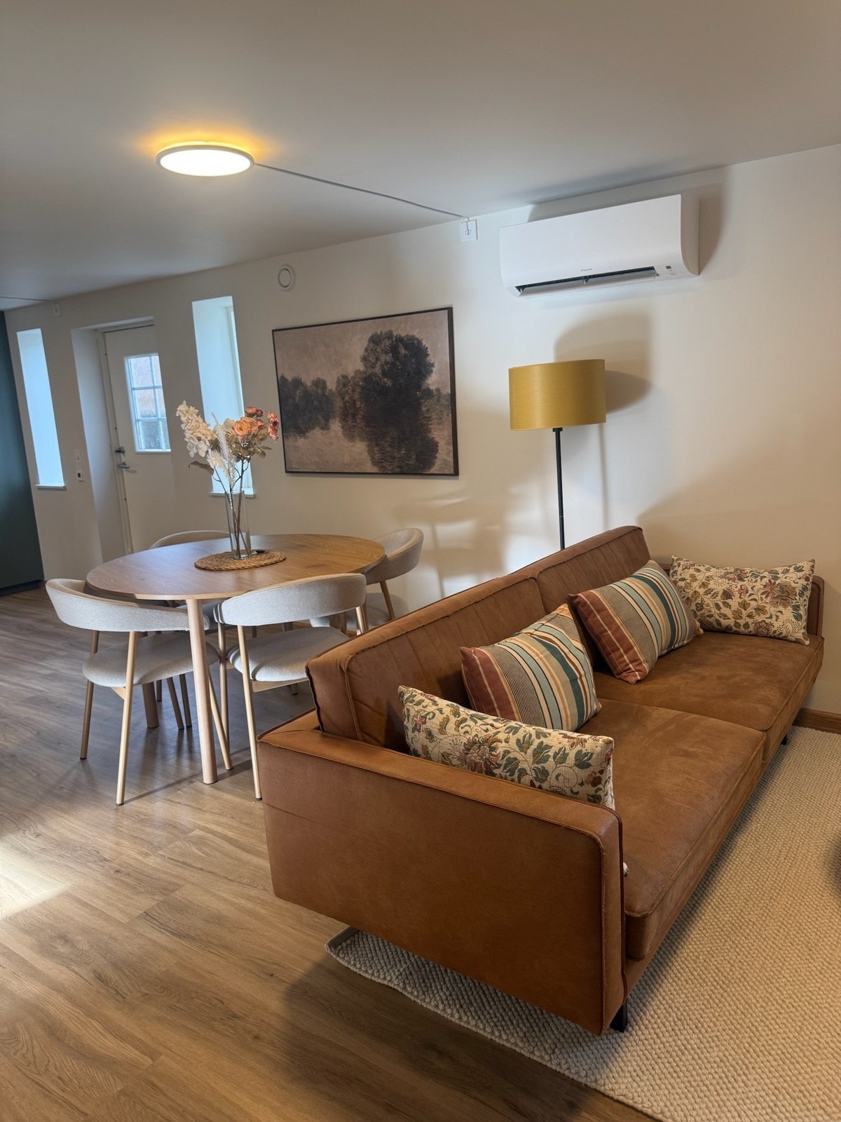 Stuen kommer fullt møblert og det er varme i alle gulv, samt varme fra varmepumpe. Galleribilde
