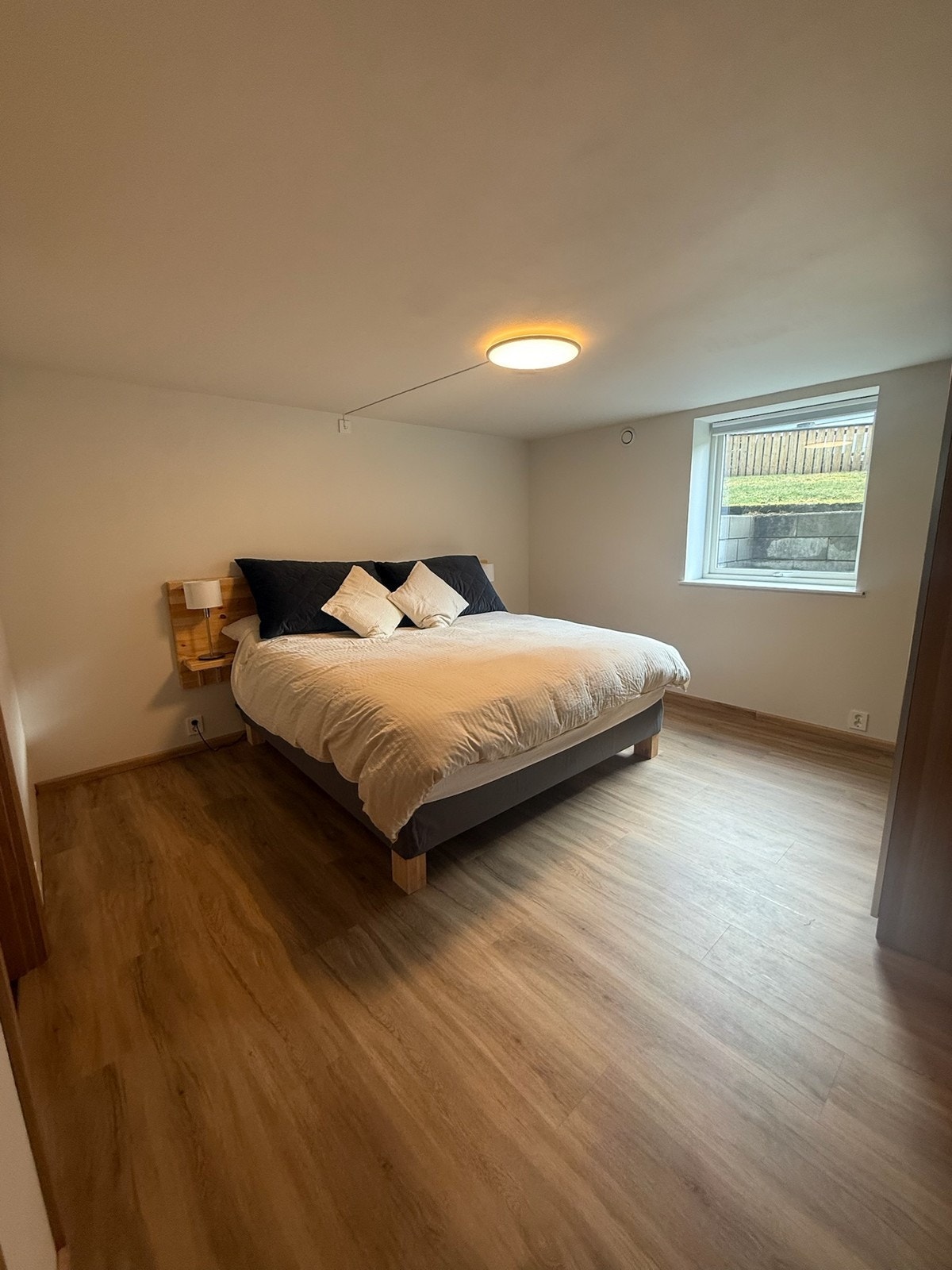Lyst og trivelig hovedsoverom med plassbygd 180 seng og garderobe. Galleribilde