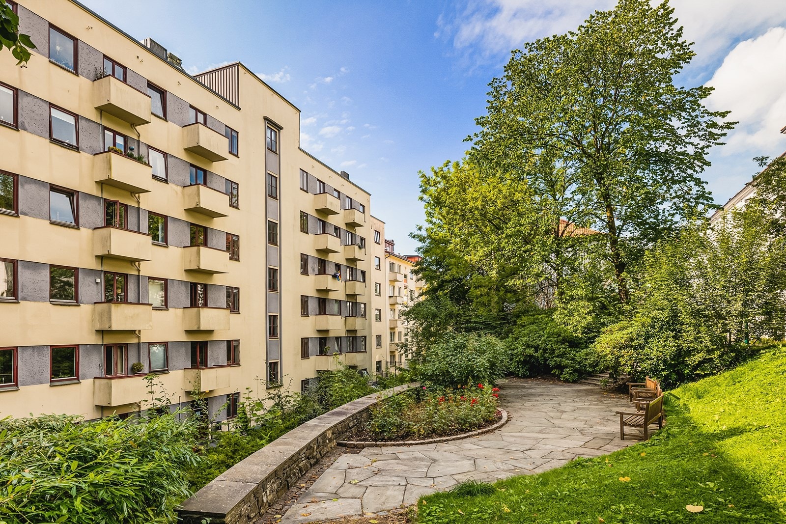 - Bygget har inngang fra "parksiden" og fremsiden av bygget - Galleribilde