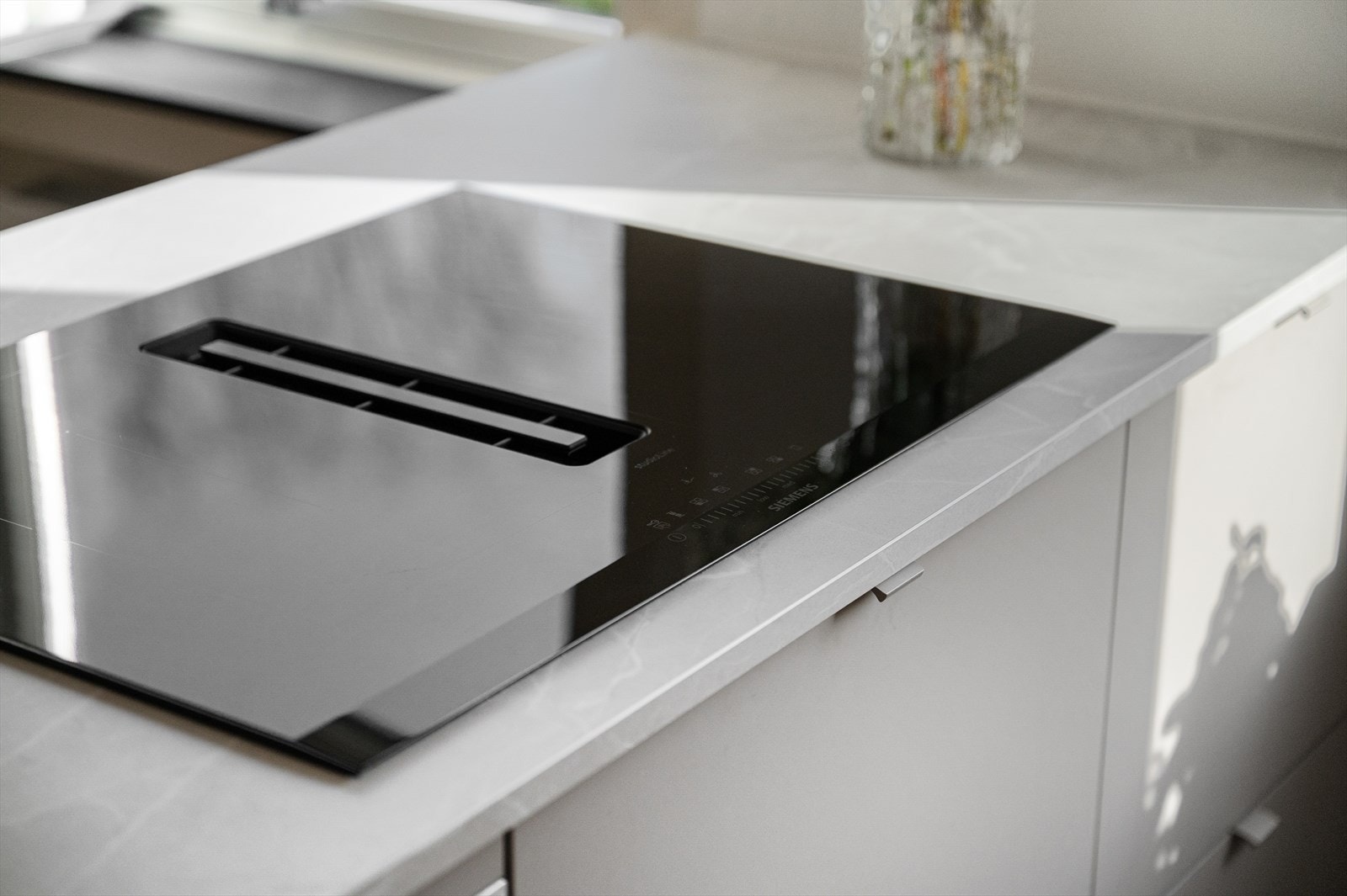 - Boligen har komfyr med integrert vifte, som gir effektiv ventilasjon uten ekstra kjøkkenhette - Galleribilde