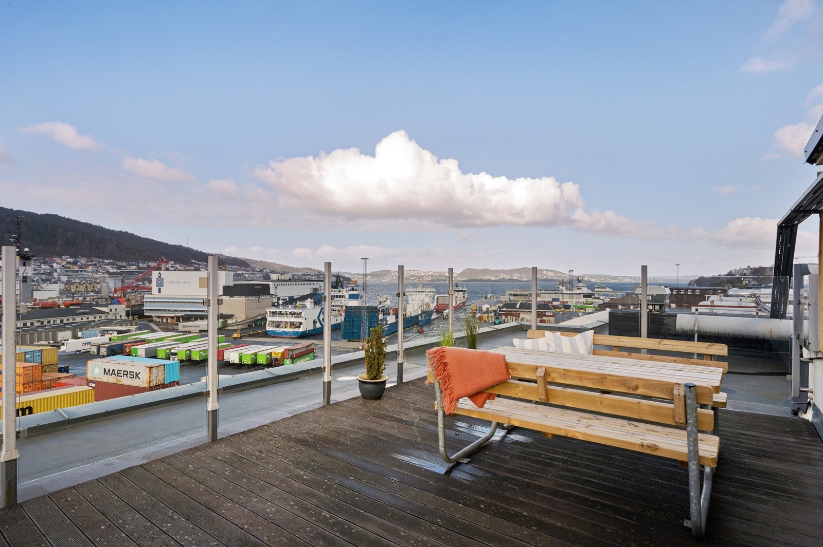 - Fra boliger har du nærhet til mange spisesteder og kafeer, inkludert Fisketorget med fersk sjømat og lokale spesialiteteter - Galleribilde