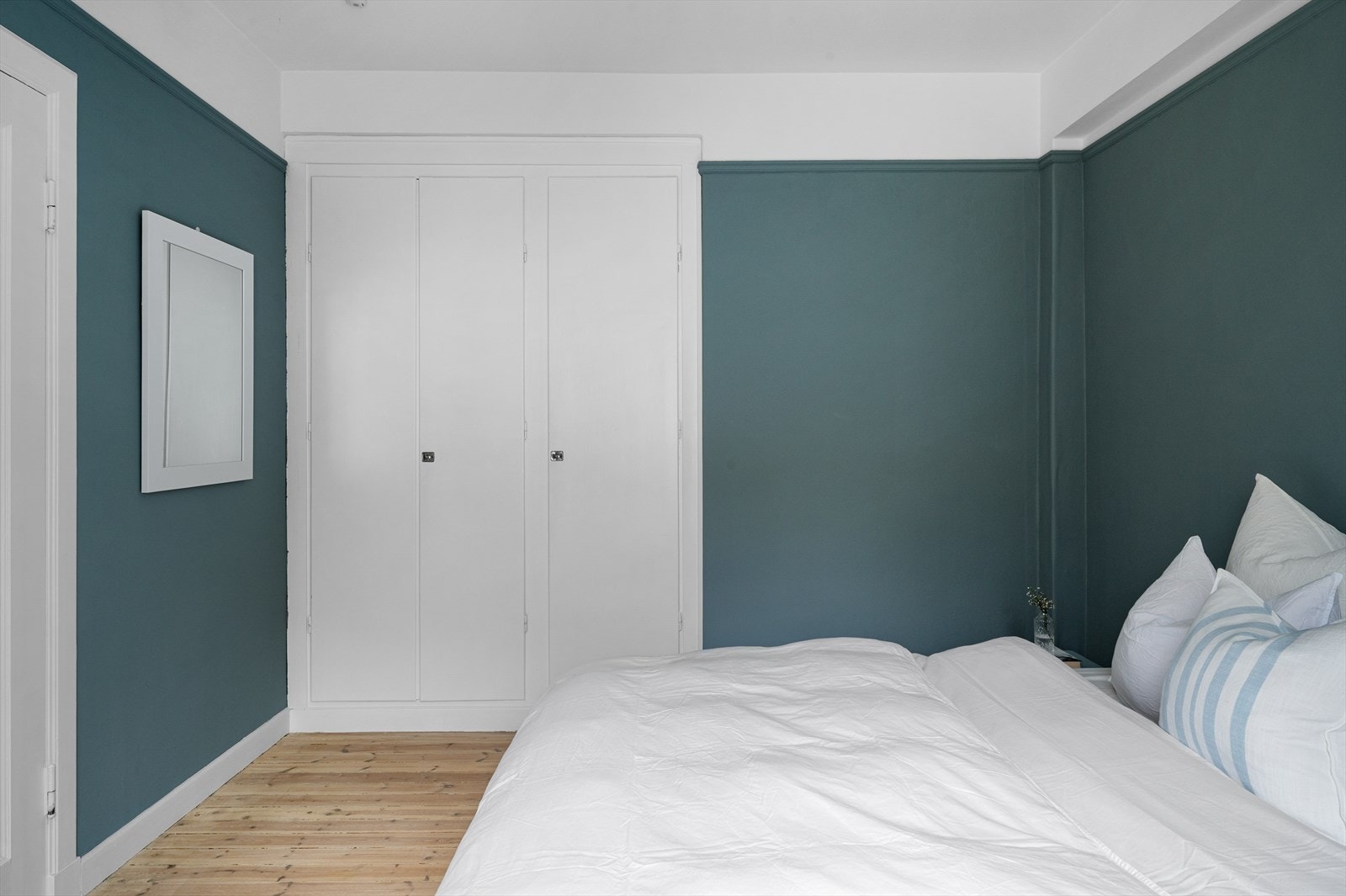 - Gode oppbevaringsmuligheter med innebygd og praktisk garderobe - Galleribilde