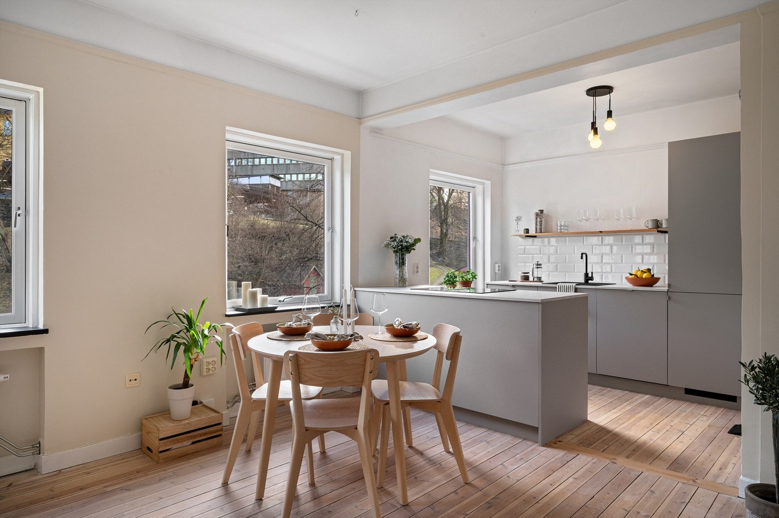 - Kjøkkenet er innredet med påkostet koketopp med integrert ventilator, stekeovn, oppvaskmaskin, kombiskap (kjøl/frys) og vaskemaskin - Galleribilde