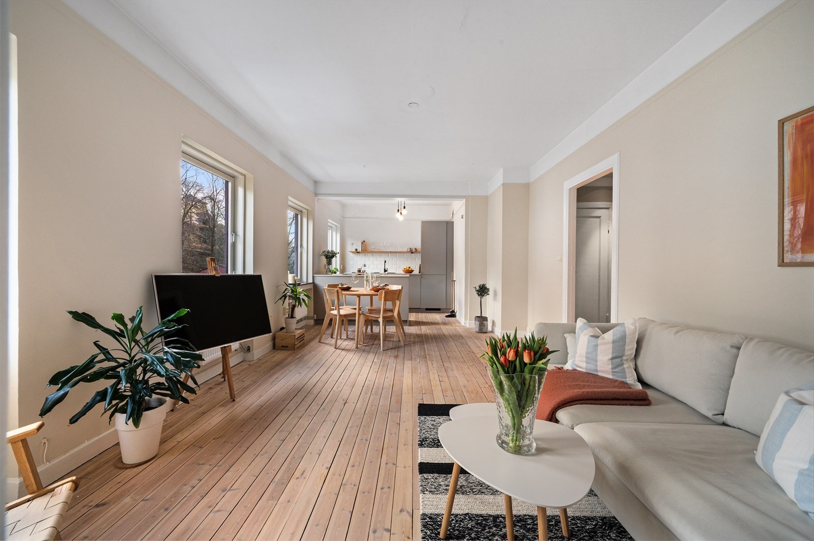 - Her får du en lys og romslig stue med åpen kjøkkenløsning, med et samlet areal på 28 m² - Galleribilde