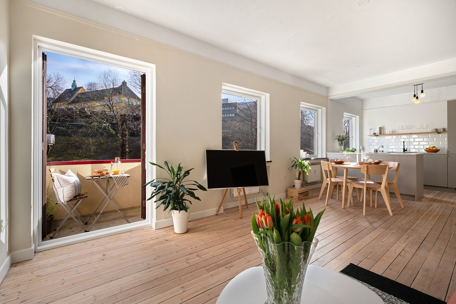 - Merk generøse vindusflater og god takhøyde som sørger for en åpen og luftig romfølelse - Galleribilde