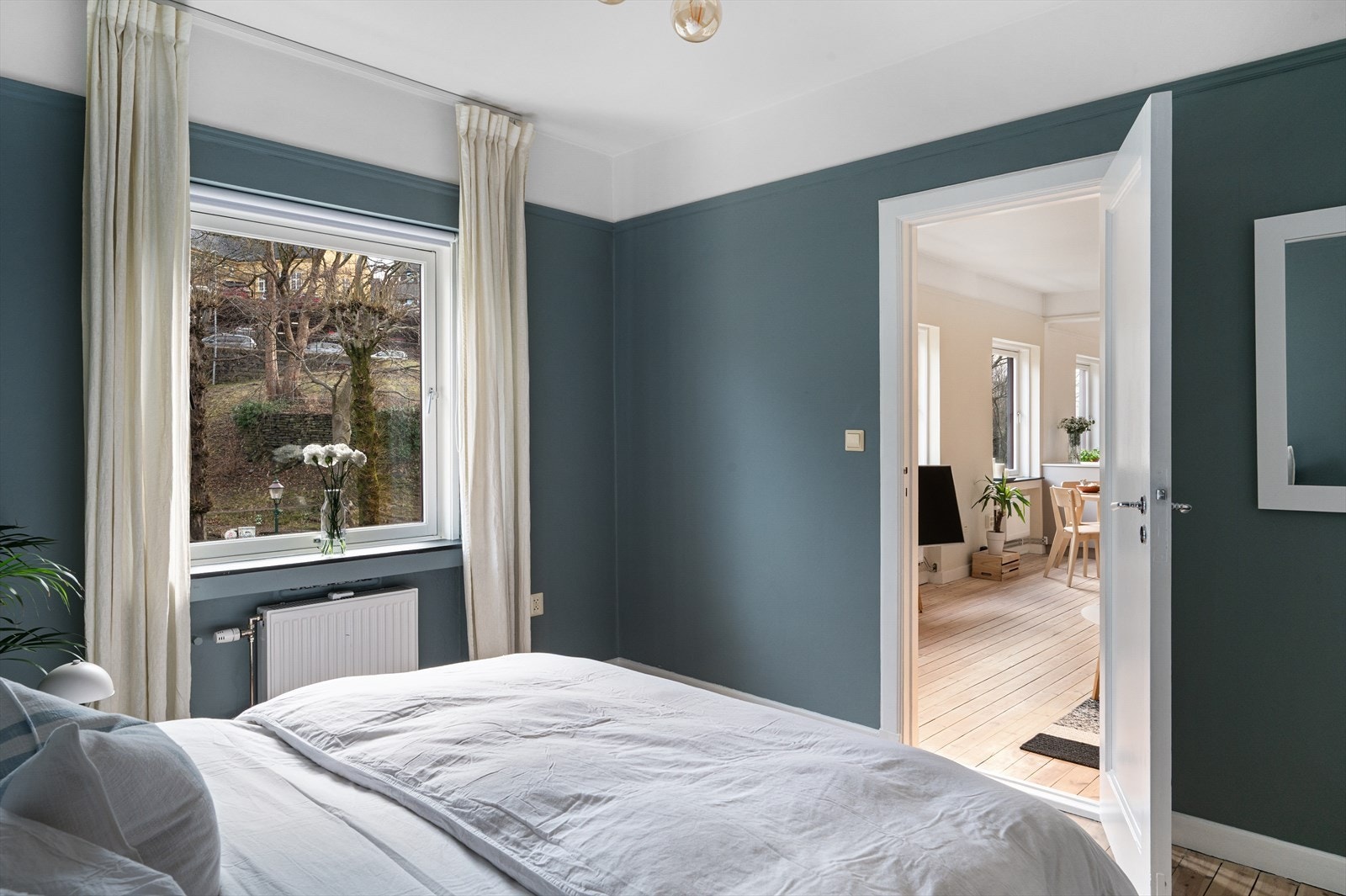 - Store vindusflater sikrer rikelig med naturlig lys - Galleribilde