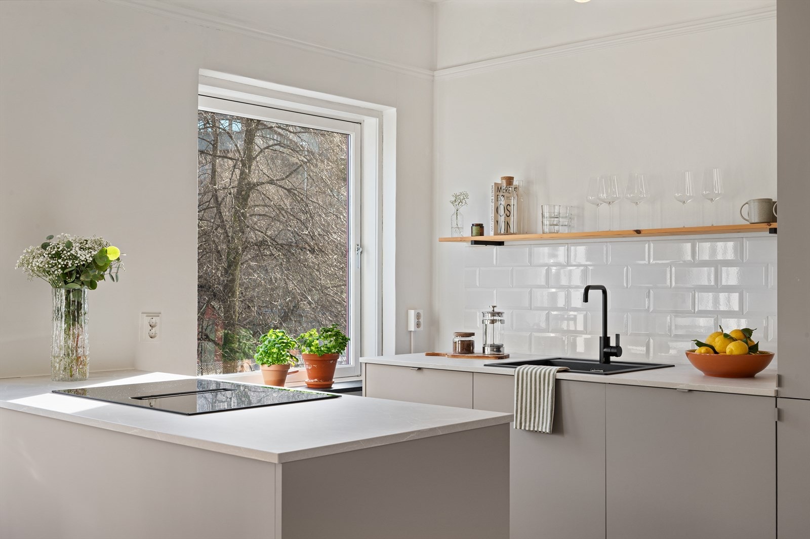 - Merk store vinduer som gir rikelig med dagslys og flislagt backsplash - Galleribilde