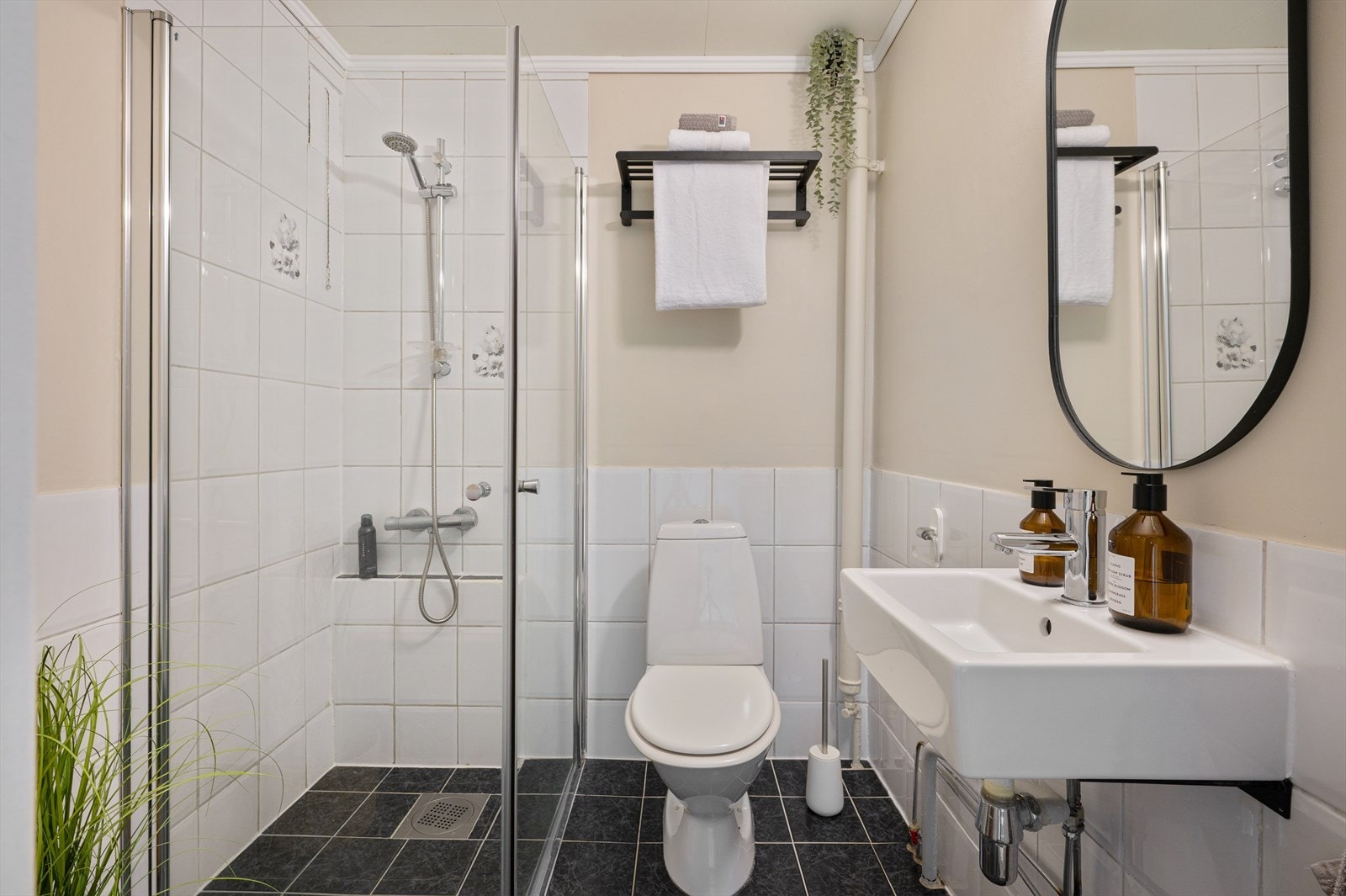 - Badet måler 3,2 m² og har nytt inventar fra 2022 - Galleribilde