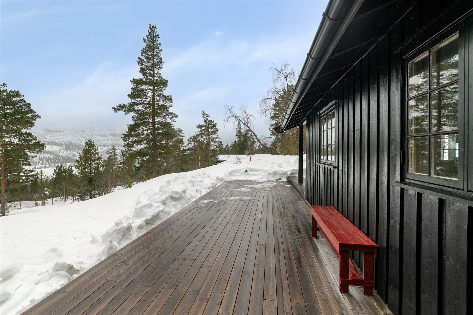 Her er det god plass til utemøblement, gode solforhold og hyggelig utsikt! Galleribilde
