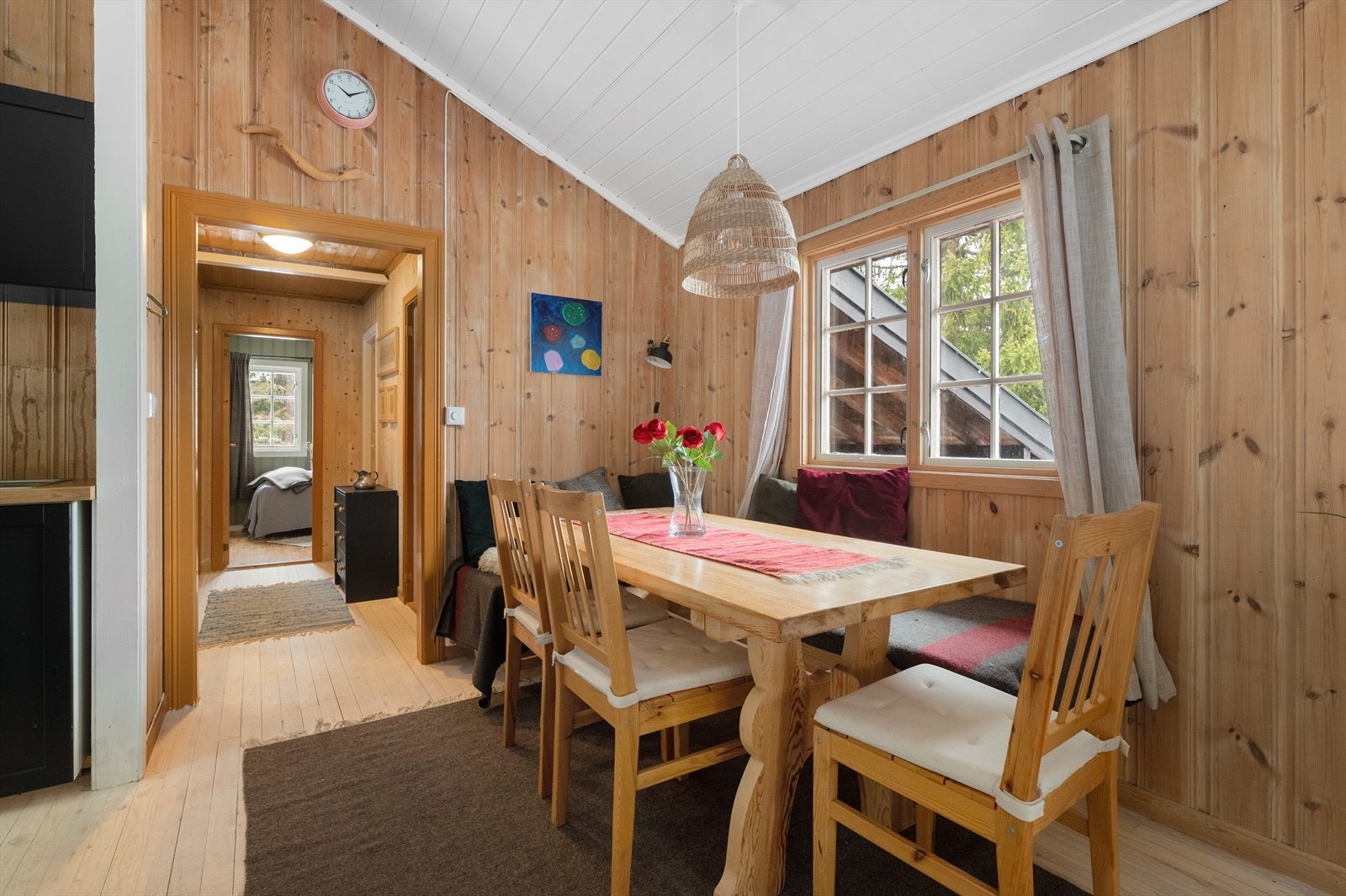 Det er god plass til både sofagruppe og spisestue, samt utgang til delvis overbygget terrasse mot vest. Galleribilde