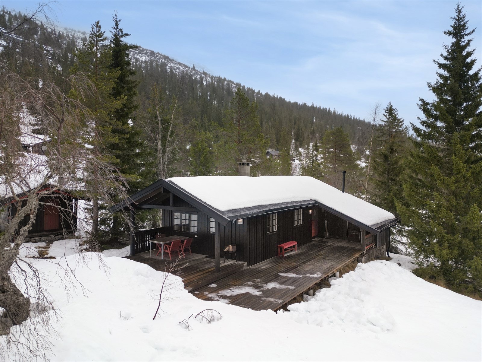 EiendomsMegler1 v/Guro Borsodi Bakka presenterer Slåkånuten 54 - Koselig hytte med tre soverom, anneks og flott utsikt - innlagt strøm!
Foto: Inbovi. Galleribilde