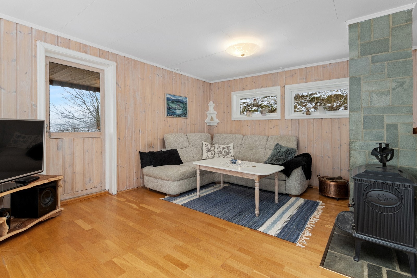 Fra stue har man utgang til romslig takoverbygd veranda. Galleribilde