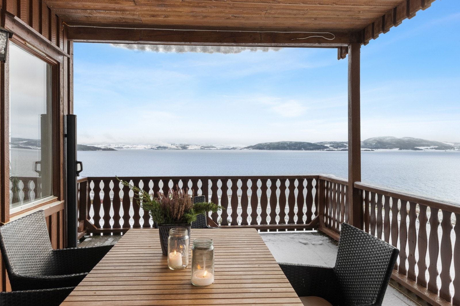 Takoverbygd veranda med nydelig utsikt over fjorden. Galleribilde