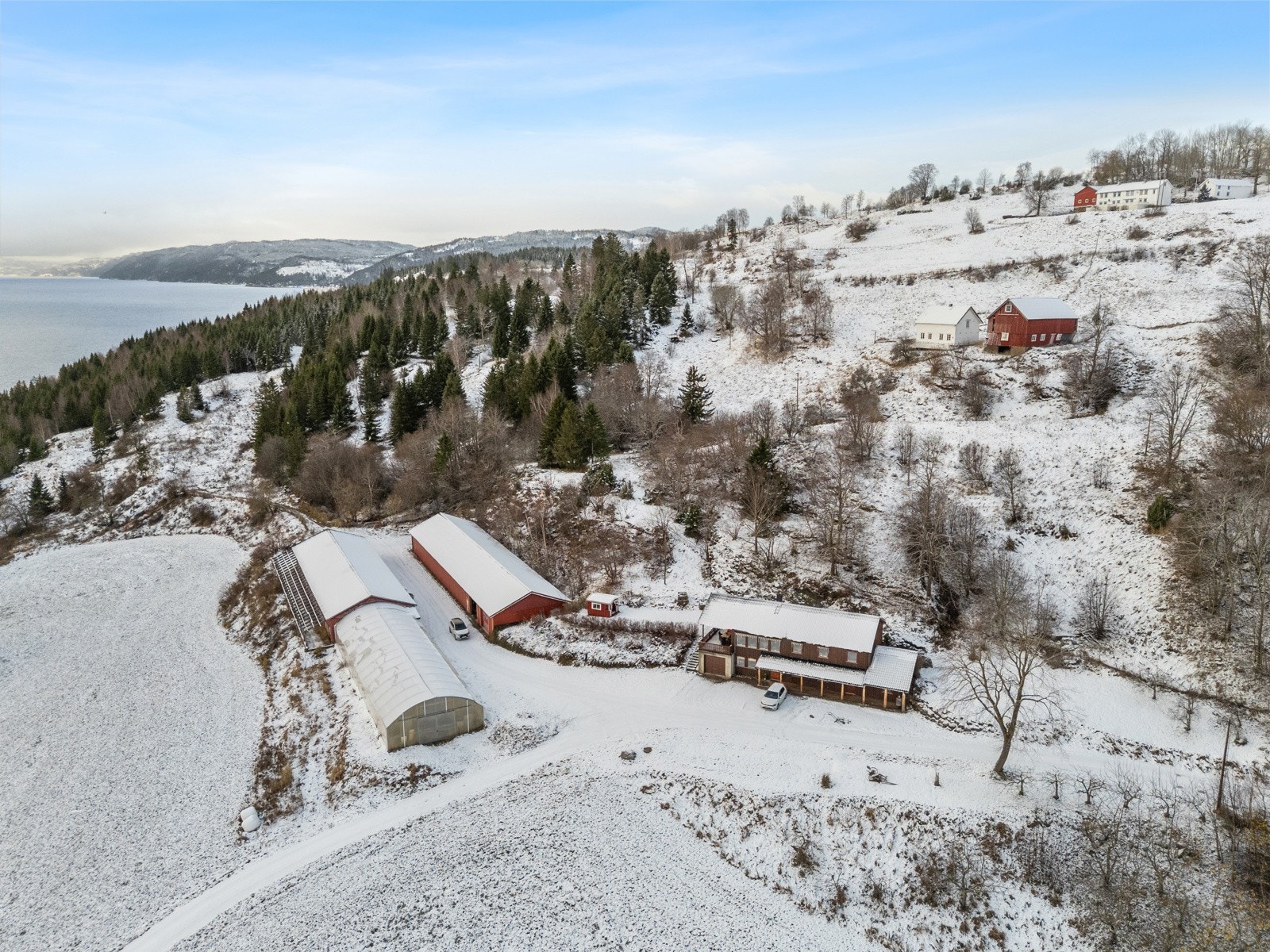 Grasproduksjon rundt gården. Hele eiendommen er på 468 daa. hvor det er 114 daa. fulldyrka mark. Ellers skogproduksjon. Galleribilde