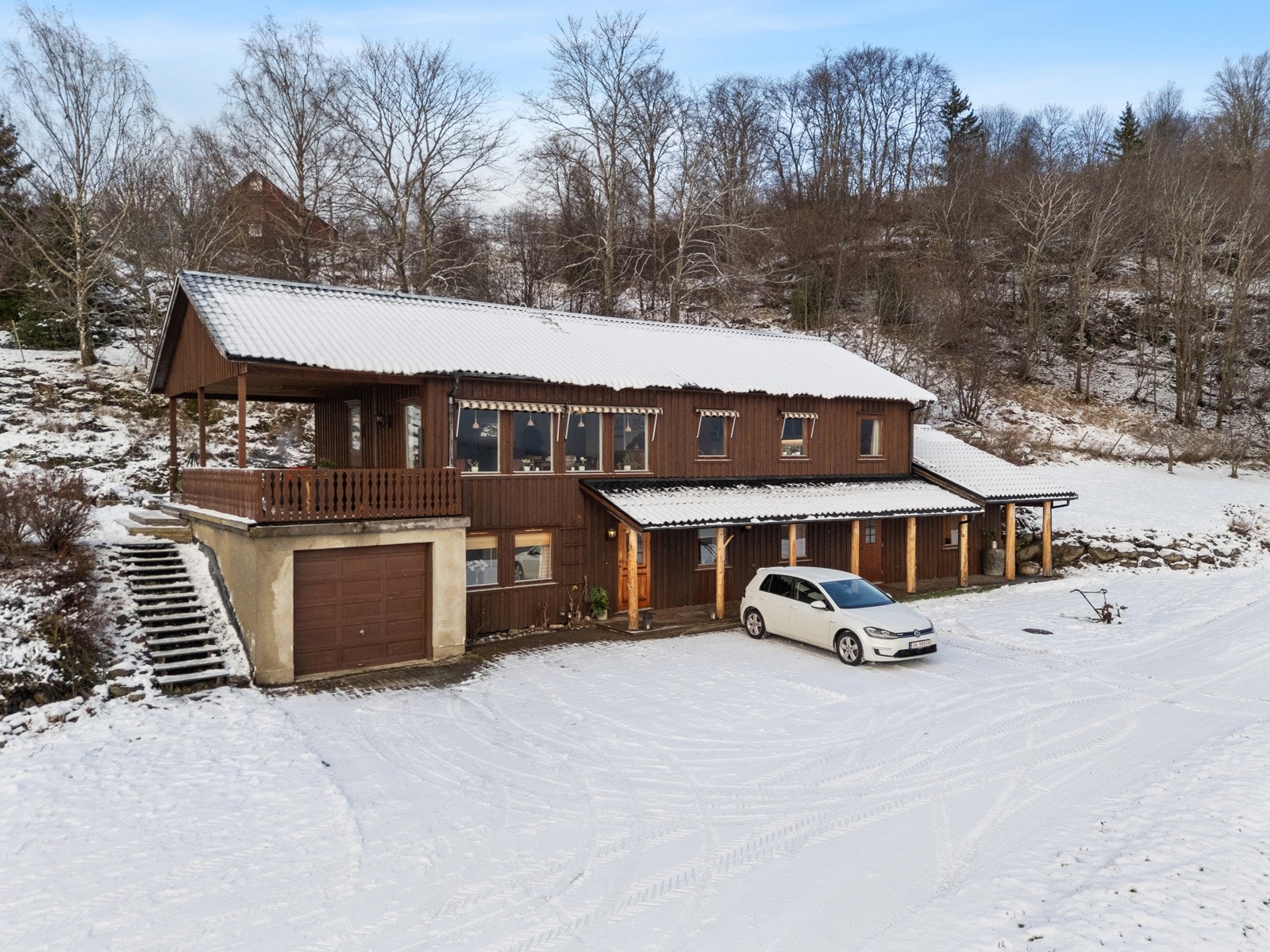 Våningshuset ligger fint til i terrenget Galleribilde
