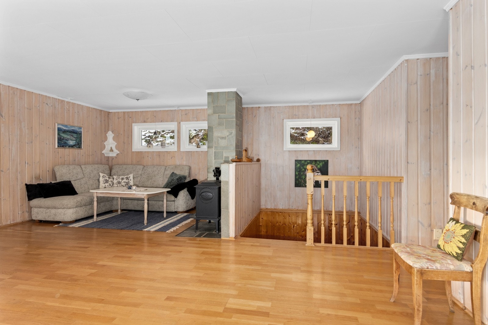 Meget romslig stueløsning med store vindusflater for åpen og luftig planløsning. Galleribilde