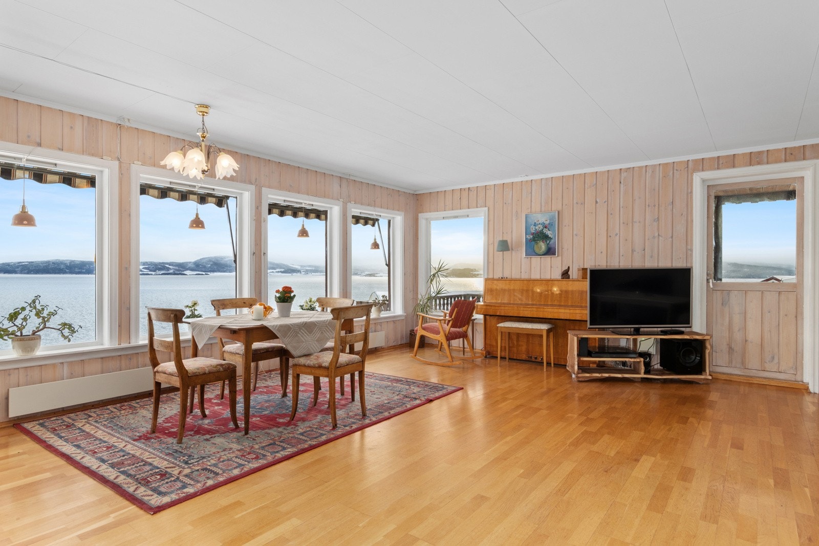 Stor og åpen stue med store vindusflater og godt med lysinnslipp. Galleribilde