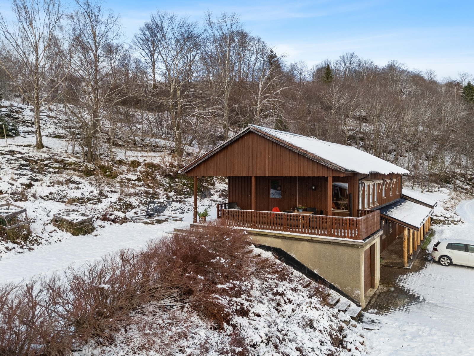 Garasje bygd i tilknytning med boligen. Galleribilde