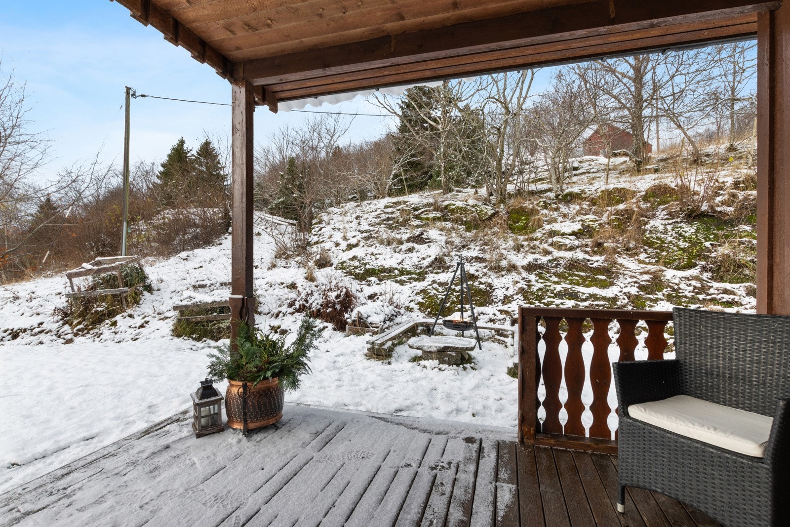 Fra terrassen har man en pent opparbeidet hage Galleribilde