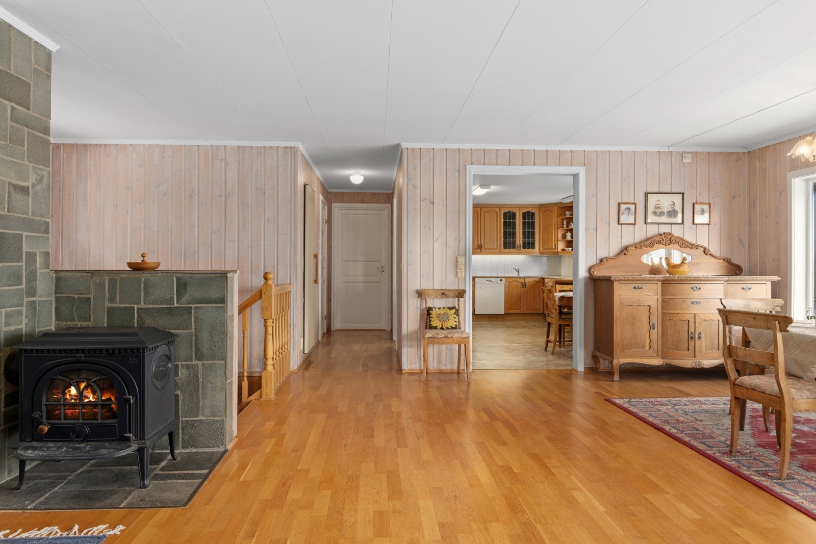 Vedfyring for en lun og behagelig varme, samt at man sparer strømkostnader. Galleribilde