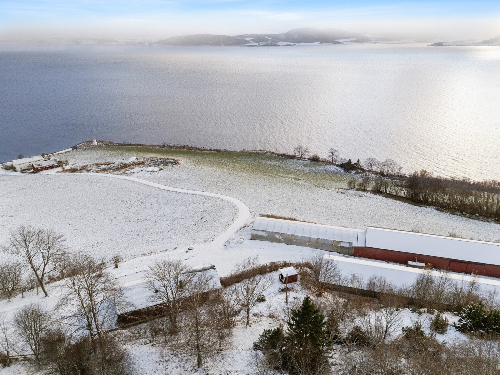 Fantastisk beliggenhet like ved sjø og strand. Kort gåavstand til bading og leik ved sjøen. Galleribilde