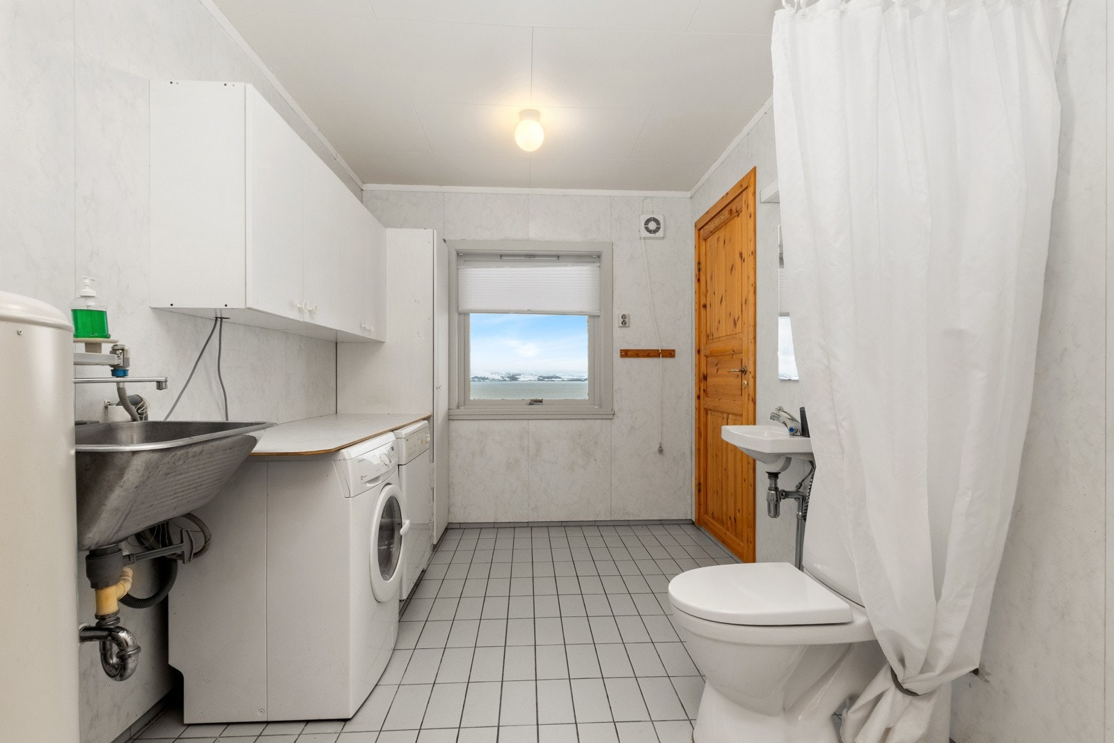 Praktisk vaskerom med toalett i tillegg til bad. Galleribilde