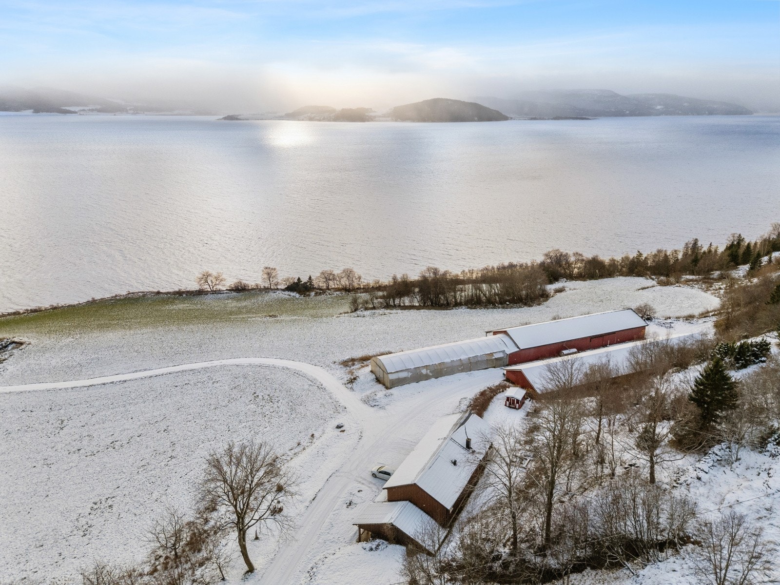 Velkommen til Sandsøra, en landbrukseiendom beliggende svært flott til på Ytterøy med strandlinje og utsikt utover Trondheimsfjorden. Galleribilde