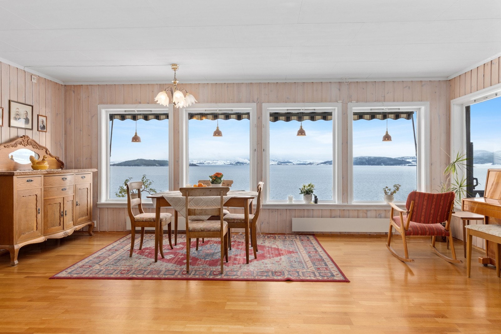 Hele hovedetasje og terrasse har fantastisk panorama over Trondheimsfjorden. Galleribilde