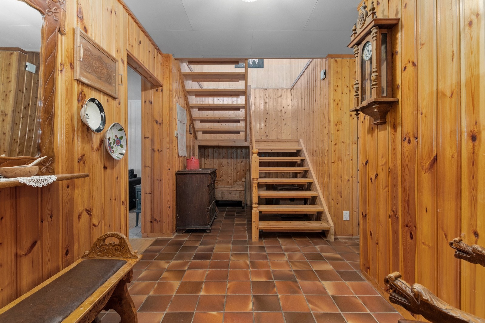 Romslig gang med trapp opp til 2. etasje. Galleribilde