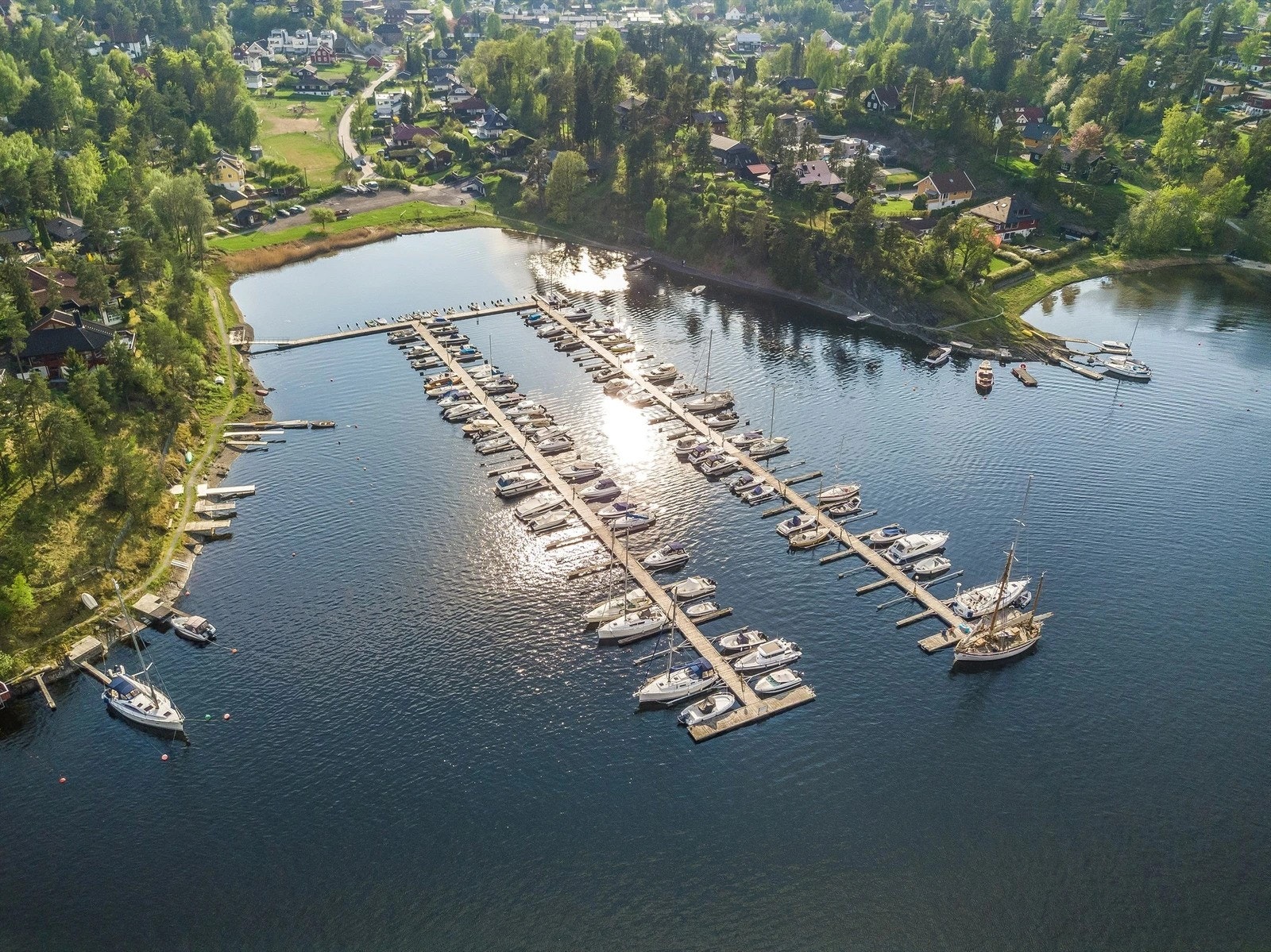 Det er mulig å melde seg inn i Mellem-Nes Vel- og Båtforening hvor man bl. a. kan leie båtplass ved ledighet Galleribilde