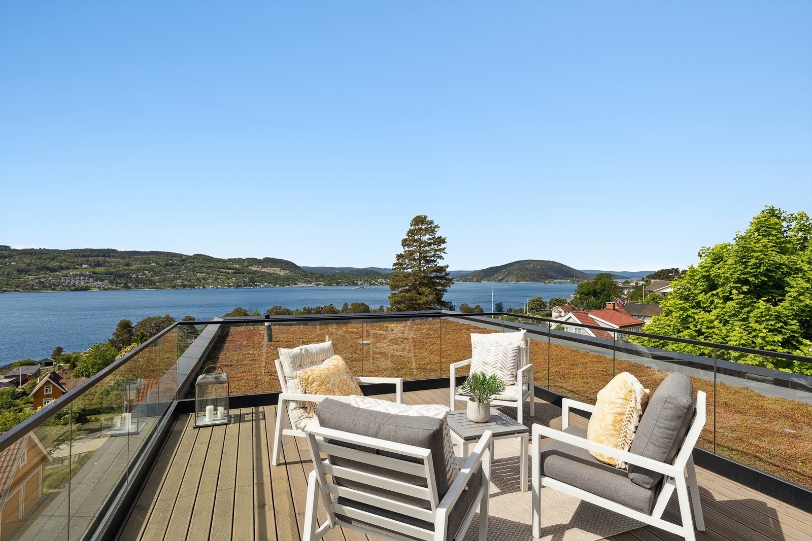 Boligen har en familievennlig planløsning over to plan med bl.a. tre soverom, 4 bad og 2 stuer Galleribilde