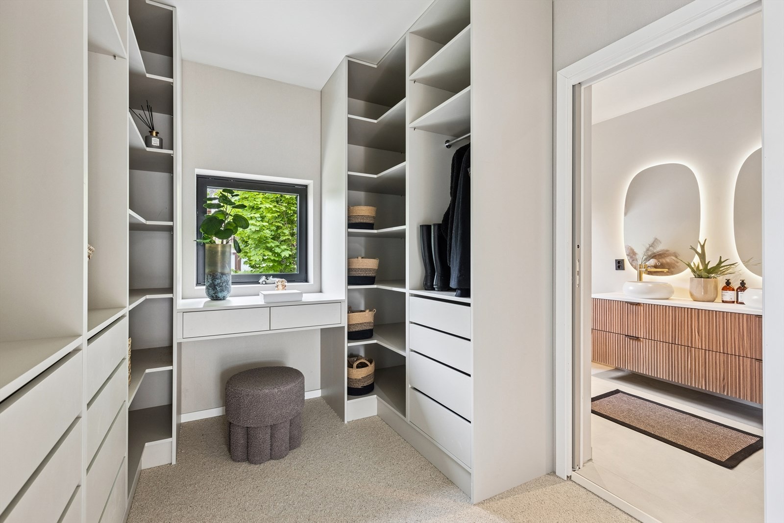 Walk-in garderoben har videre ingang til privat baderom Galleribilde