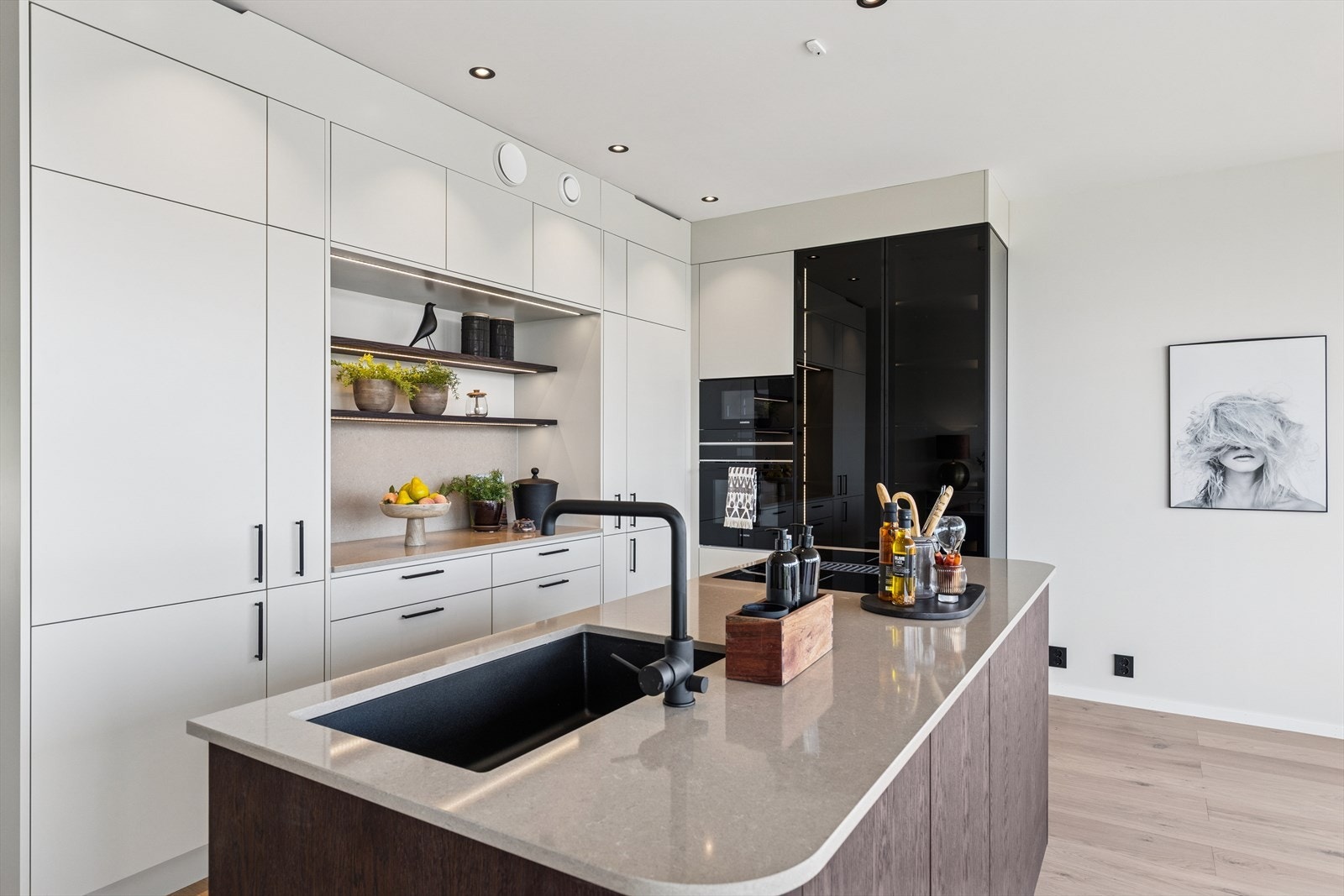 Hvitevarer er integrert i innredningen og medfølger i handelen. Galleribilde