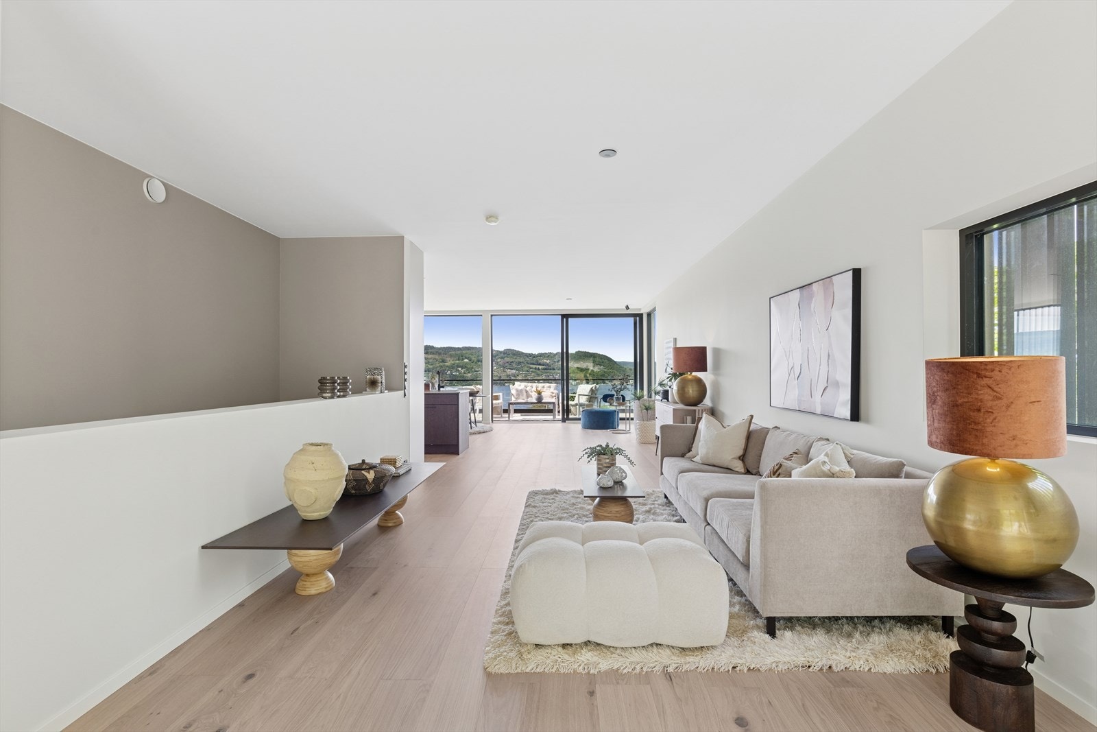 Generøse vindusflater skaper ett deilig gjennomlys i etasjen samt byr på en formidabel utsikt. Galleribilde