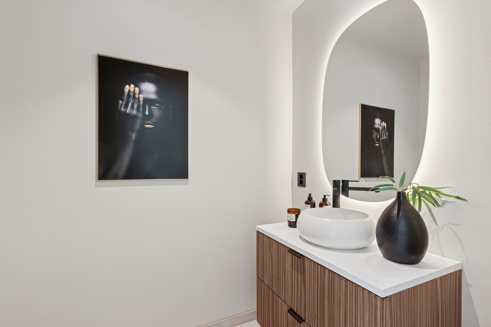 Bad i tilknytning til gang i underetasjen er innredet med dusjhjørne, vegghengt toalett og innrenidng med skuffer og servant Galleribilde