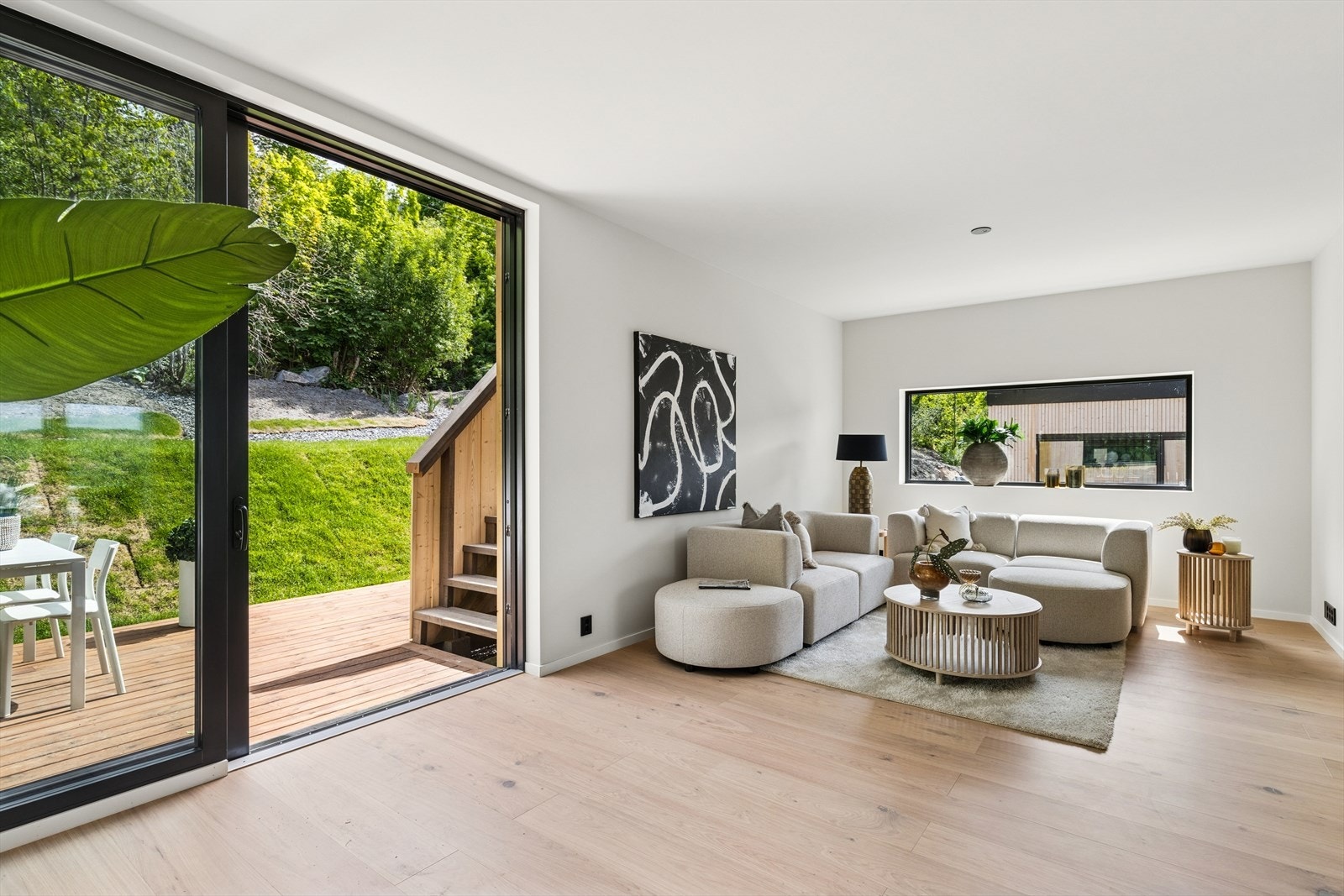 Boligen har flere solrike uteplasser med terrasser og hageområde Galleribilde