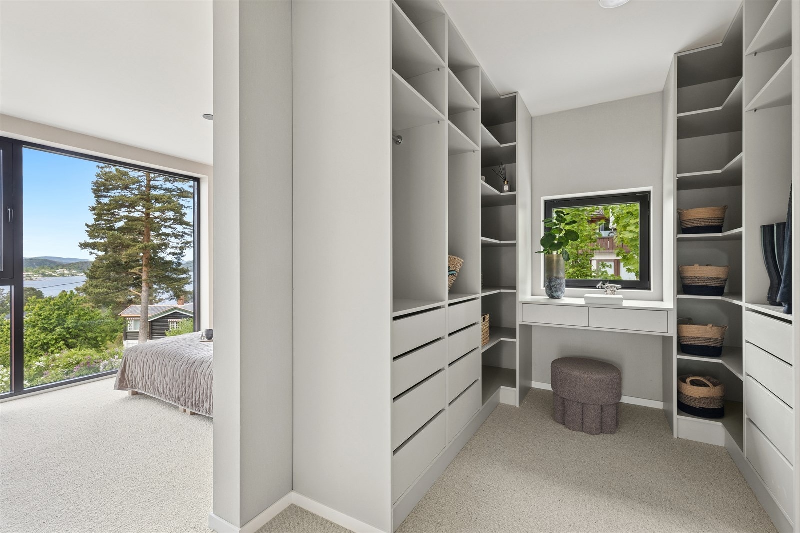 Innholdsrik walk-in closet i tilknytning til hovedsoverom Galleribilde