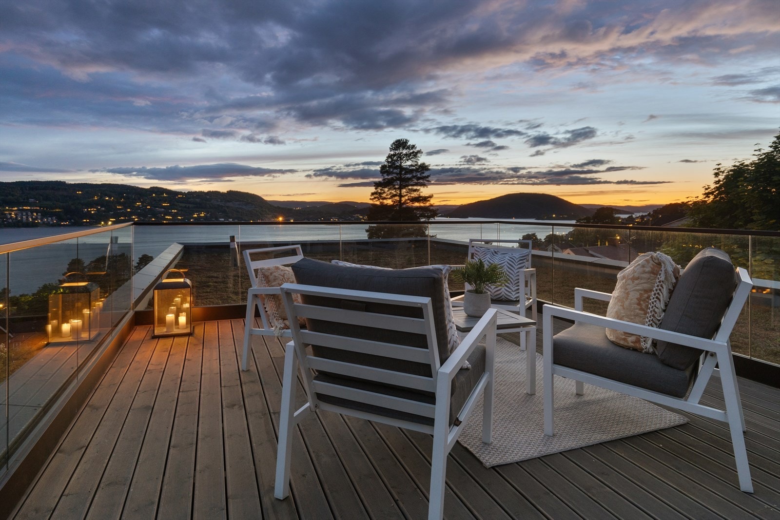 Barna vil glede seg over kort vei til fotballbane, lekeplass og strender. Nærmeste bademulighet er ved den populære Torkilstranda. Galleribilde