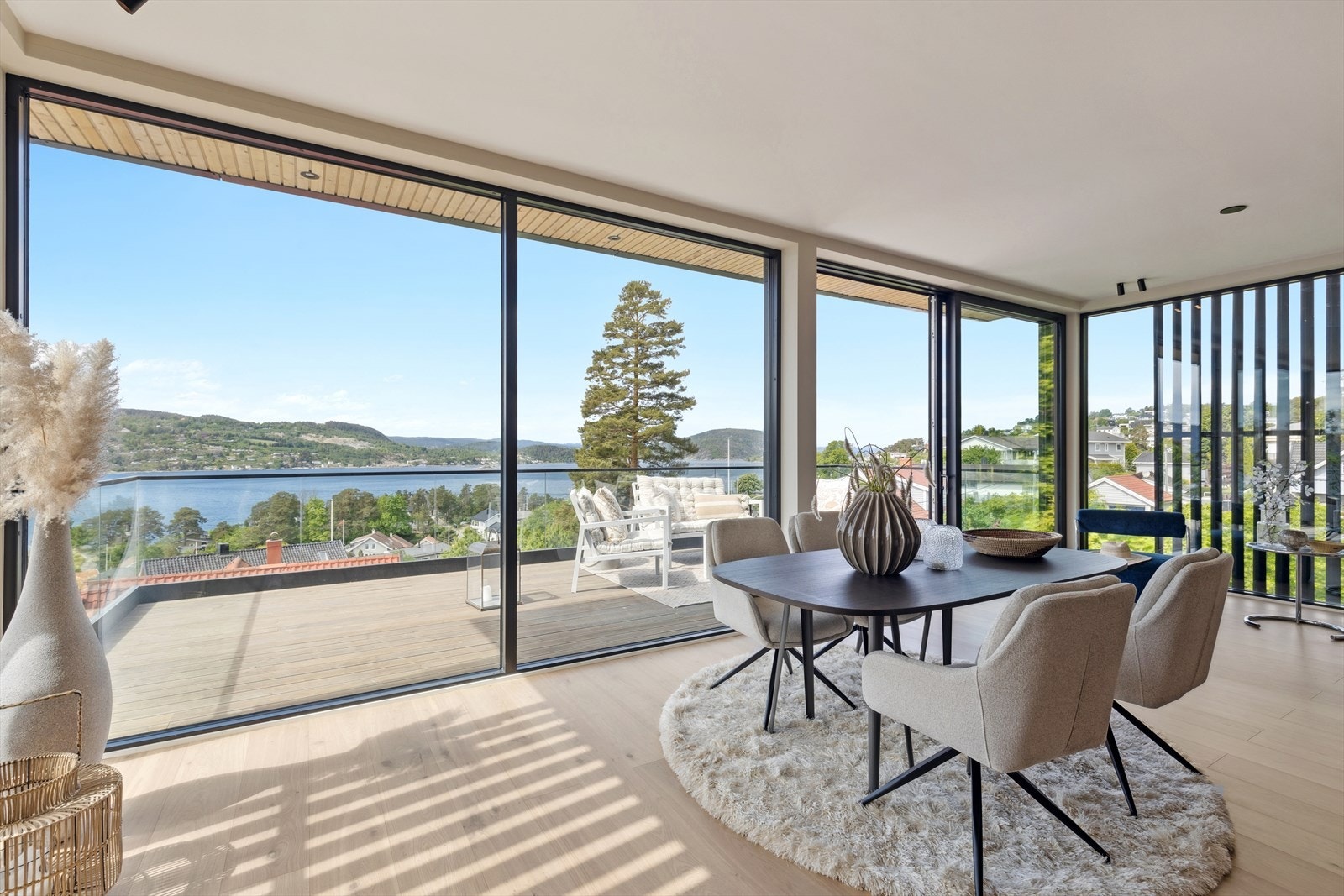 Utvid spisestuen ut til terrassen. Her er det innfelte dowlinghts i takutstikk Galleribilde