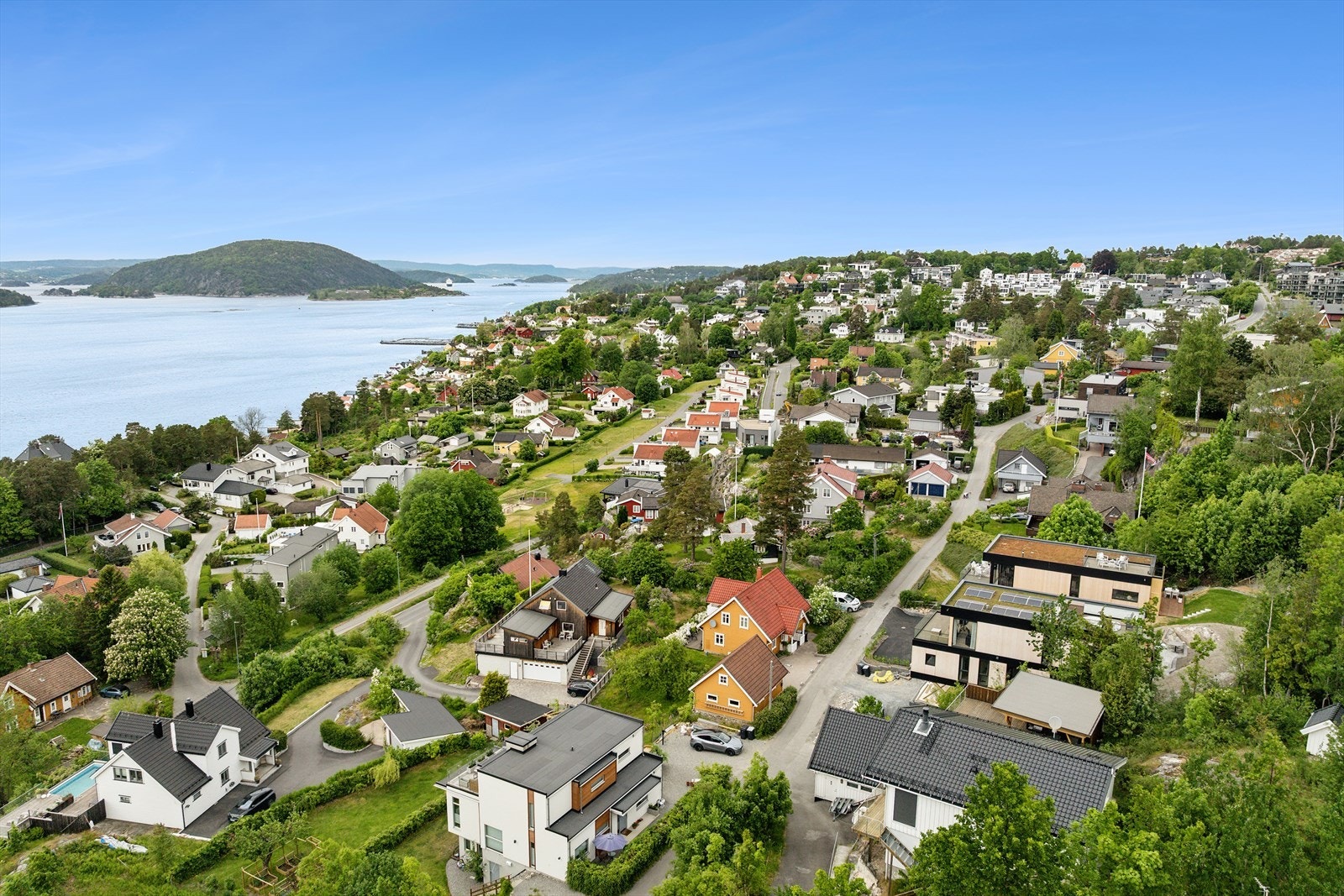 Eiendommen er barnevennlig plassert i en blindvei, kun 150 meter fra Sogsti skole. I nærområdet finnes også barnehager, offentlig kommunikasjon og flere gode servicetilbud på Amfi Drøbak City og i Drøbak sentrum. Galleribilde