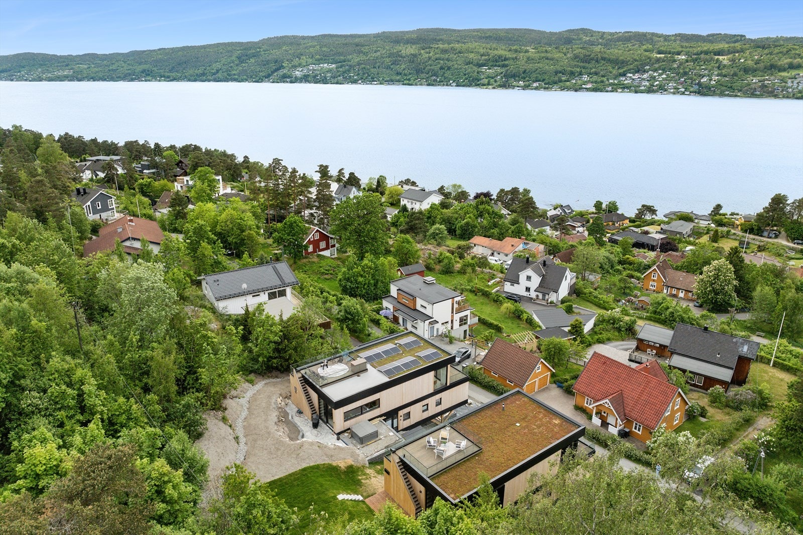 Vårstigen 16A ligger i et veletablert og populært boligområde like utenfor Drøbak sentrum, i Frogn kommune. Dette området er spesielt attraktivt for barnefamilier, med kort avstand til sentrum, dagligvarebutikker, badestrender og båthavn. Galleribilde